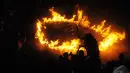 Bentuk - bentuk "Sakral" dalam tari kecak ini biasanya ditunjukan dalam hal kerauhan atau masolah yaitu kekebalan secara gaib sehingga tidak terbakar oleh api, Bali (31/8/2014) (Liputan6.com/Herman Zakaria)