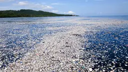 Kondisi pantai Roatan, Honduras yang dipenuhi sampah pada 7 September 2017. Fotografer bawah laut Caroline Power menemukan banyak sampah 15 mil di lepas pantai tersebut menuju Cayos Cochinos Marine Reserv. (AFP Photo/Caroline Power)