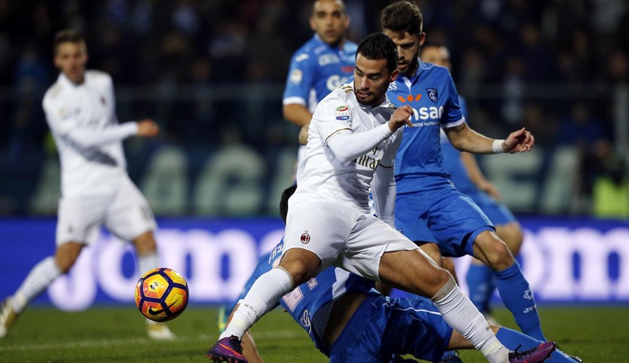 I Rossoneri mendulang 29 poin hasil dari 14 pertandingan, tertinggal empat angka dari Juventus yang berada di urutan teratas, namun baru menjalani 13 laga. (AFP/Marco Bertorello)