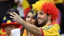 Dua Suporter Rumania melakukan selfie sebelum menonton laga grup B Prancis melawan Rumania di Stade de France, Saint-Denis, (10/6/2016). (AFP/Miguel Medina).  (AFP/Francisco Leong)