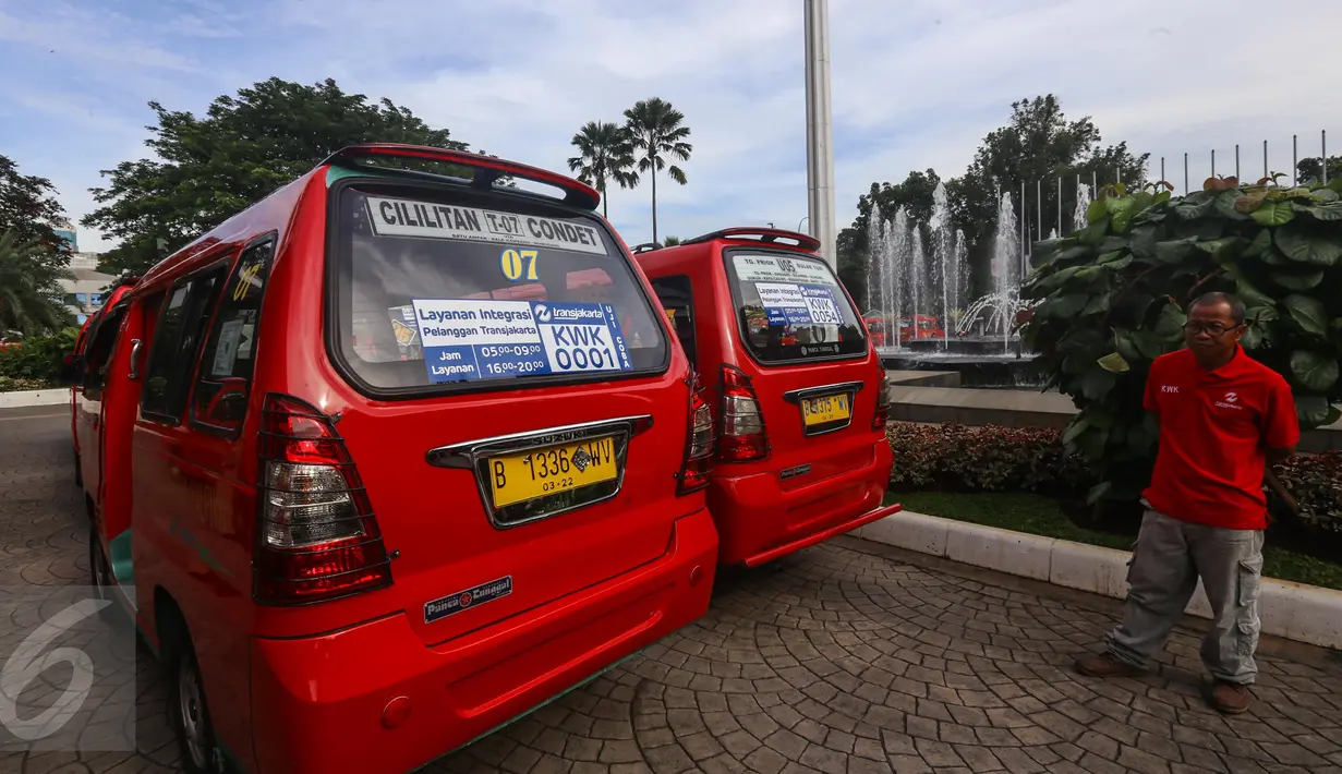 Sejumlah angkutan Koperasi Wahana Kalpika (KWK) saat peresmian, Jakarta, Senin (3/4). Kerjasama KWK dengan PT. Transportasi Jakarta (Transjakarta) ini diharapkan bisa menghantarkan warga hinga ke pelosok pemukiman. (Liputan6.com/Faizal Fanani)