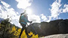Ilustrasi mendaki gunung. ©Depositphotos/lzf.