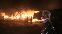 Gubernur Jawa Tengah, Ganjar Pranowo turut memantau pemadaman kebakaran lapak Pasar Johar, Semarang.(Foto: Liputan6.com/Felek Wahyu)