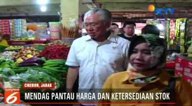 Menteri perdagangan Enggartiasto Lukito sidak harga bahan pangan di Pasar Kanoman, Kota Cirebon.