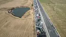 Foto udara menunjukkan tabrakan beberapa kendaraan di Jembatan Sungai Kuning Zhengxin di Zhengzhou, di provinsi Henan tengah China pada 28 Desember 2022. Banyak orang terluka dan terjebak di lokasi kecelakaan dan pemadam kebakaran sudah berada di jembatan itu. (AFP/STR)