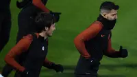 Dua pemain Manchester City David Silva (kiri) dan Sergio Aguero (kanan) menjalani latihan. (AFP/Paul Ellis)