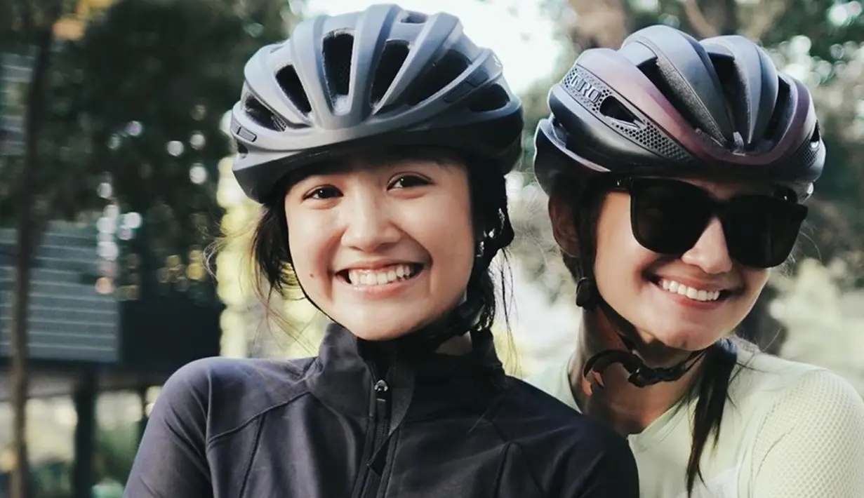 Tak hanya sendiri, Enzy kerap bersepeda dengan rekan artis lainnya seperti saat bersama Feby Rastanty. Enzy tampil begitu memesona dengan mengenakan helm sepeda dan kacamata hitam. (Liputan6.com/IG/@enzystoria)