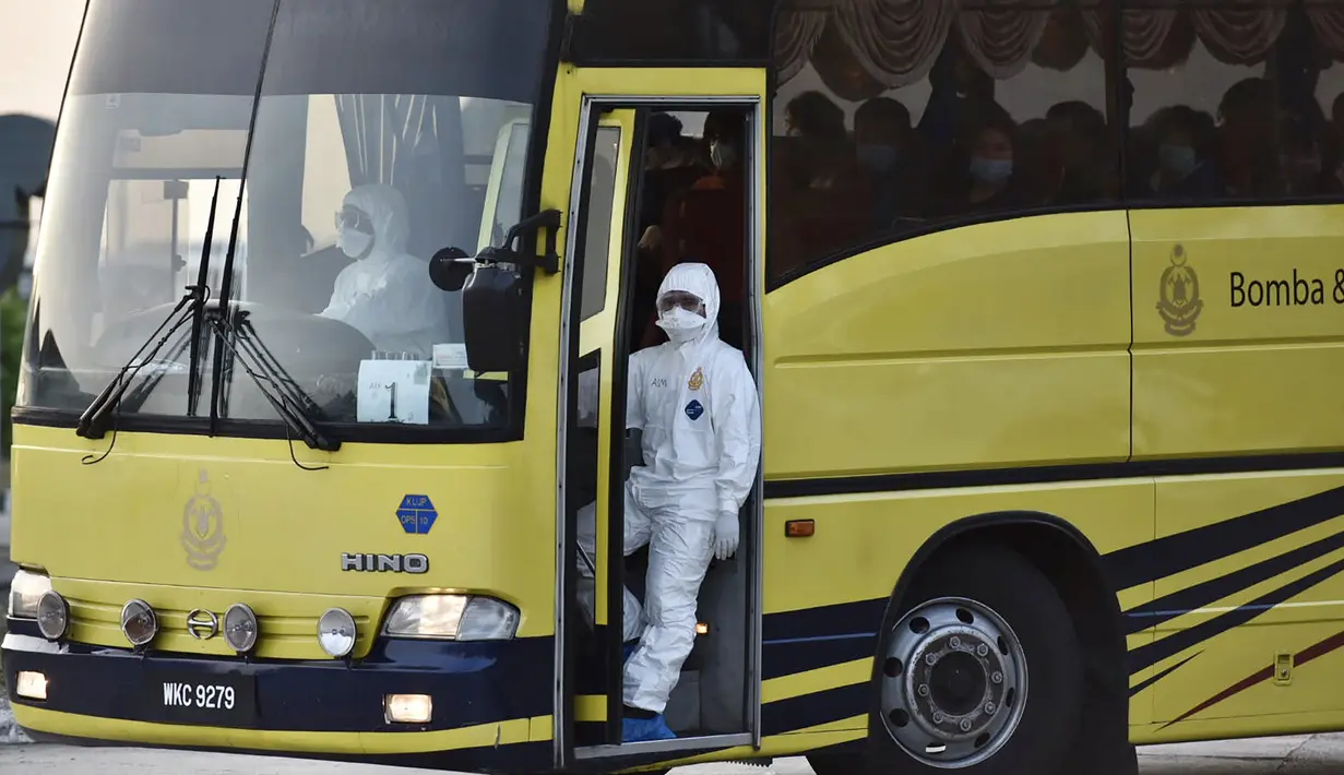 Warga Malaysia berada di dalam bus saat tiba setelah dievakuasi dari Wuhan, China akibat virus corona di Bandara Internasional Kuala Lumpur di Sepang, Selasa, (4/2/2020). Warga Malaysia yang dievakuasi akan dikarantina selama 14 hari.  (Muzzafar Kasim/Malaysia's Minis