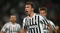 Striker Juventus, Mario Mandzukic, merayakan gol yang dicetaknya ke gawang Lazio pada lanjutan Serie A di Stadion Juventus, Turin, Kamis (21/4/2016) dini hari WIB. (AFP/Marco Bertorello)