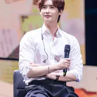 Di tengah sesi bincang-bincang, Lee Jong Suk sempat merasa gerah karena digoda oleh para fans. Dia akhirnya melepas jasnya agar lebih nyaman dan santai. (Foto: Applewood)