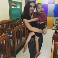 Aura kasih gendong Ridho. (Instagram @aurakasih)