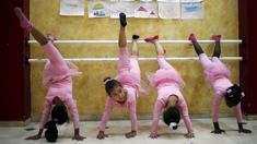 Anak-anak Palestina ambil bagian dalam sebuah kelas balet yang diselenggarakan oleh Al-Qattan Center for Children, di kota Gaza, Palestina, (25/11/2015). (Reuters/Suhaib Salem).