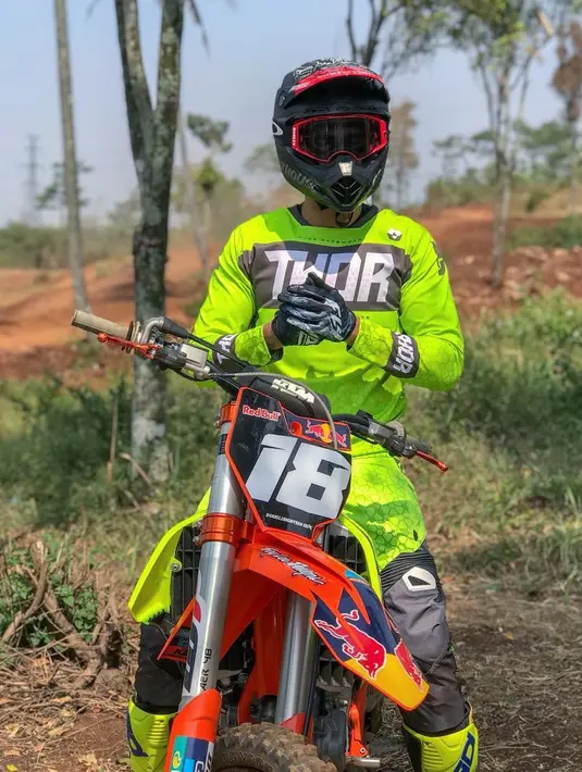 Dari laman instagram pribadinya, anak kedua dari tiga bersaudara ini sering membagikan momen seru dengan motor trailnya. Tak ayal, penampilan pemeran film Serigala Terakhir ini semakin gagah dan keren dengan motor kesayangannya. (Liputan6.com/IG/@alisyakieb)