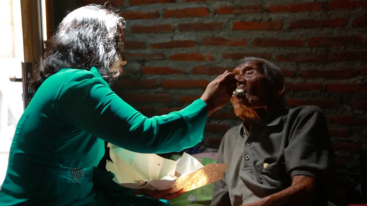 Mbah Gotho Disuapi Makan
