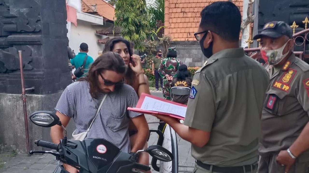 Bule Bandel Terjaring Razia Masker di Bali