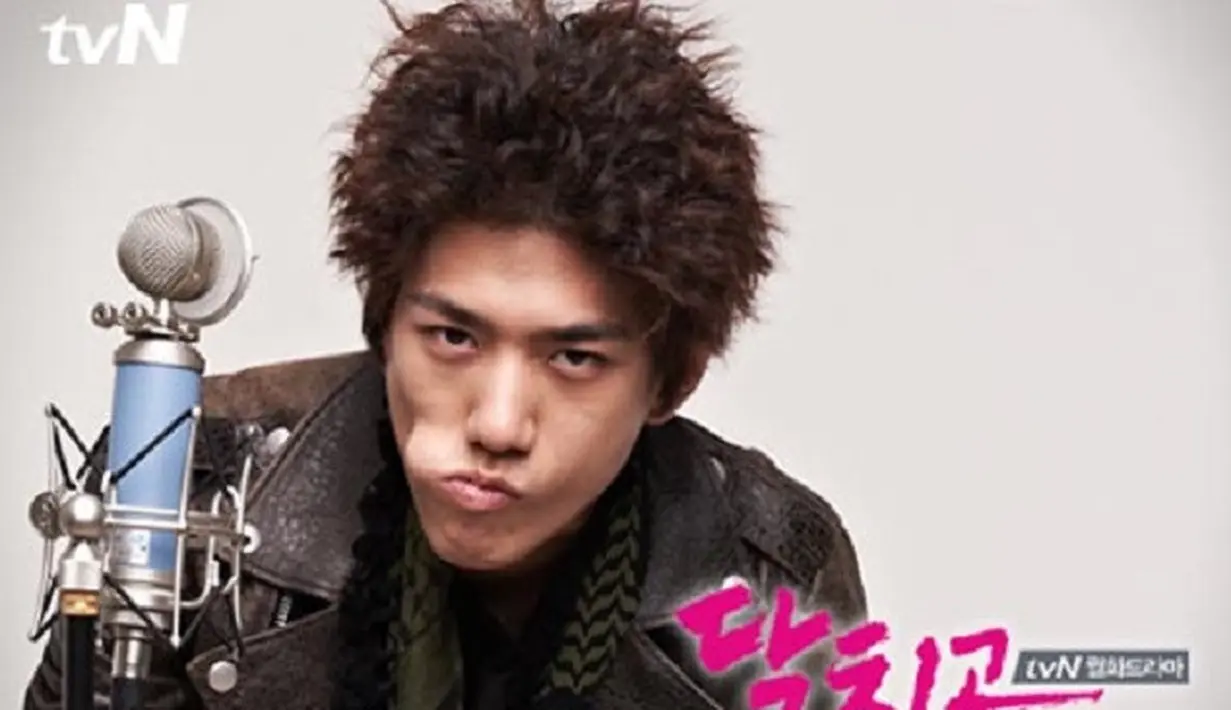 Model rambut Sung Joon di drama Shut Up Flower Boy Band benar-benar buruk. Model rambutnya seperti orang kesetrum listrik. (Foto: soompi.com)