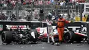 Pembalap Tim Haas, Mick Schumacher dibantu oleh marshall meninggalkan mobilnya usai mengalami kecelakaan saat Formula 1 GP Monako yang berlangsung di Circuit de Monaco, Minggu, 29 Mei 2022. (AFP/Loic Venance)