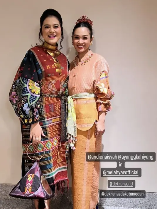 <p>Ulos yang dikenakan oleh Kahiyang Ayu dibuat menjadi dress dengan detail lengan panjang balonnya. @melahyarlyfe</p>