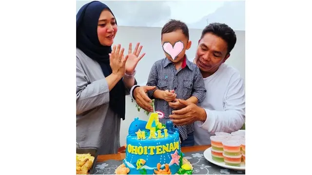 Beda Usia 10 Tahun, Ini 6 Potret Bahagia Penyanyi Religi Sulis dan Suami