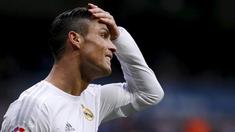 Pada menit ke-24 Cristiano Ronaldo gagal mengeksekusi penalti ketika menghadapi Real Sociedad di Santiago Bernabeu dalam lanjutan La Liga, Kamis (31/12/2015) dini hari WIB. Bola hasil sepakan Ronaldo ini melambung jauh ke atas mistar gawang. Namun me...