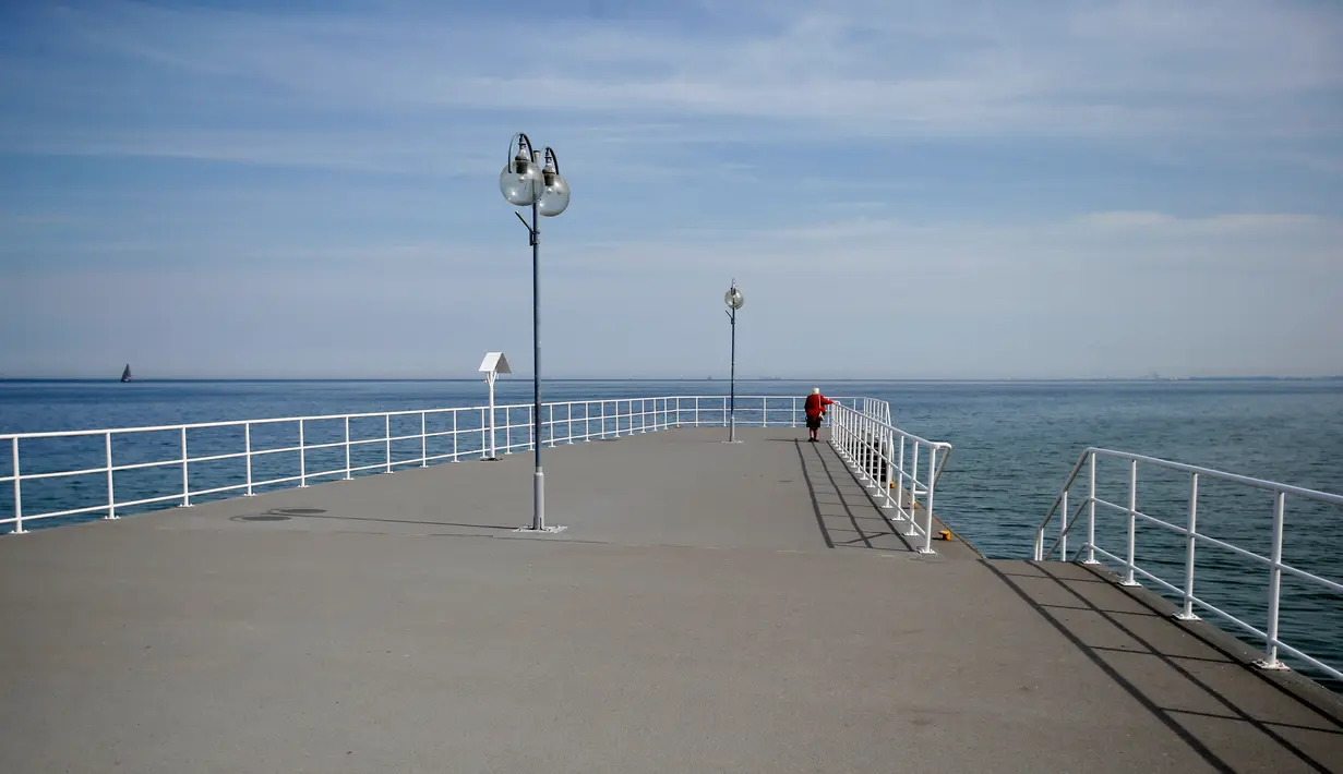 Seorang wanita beristirahat di pantai laut Baltik di Gdynia, Polandia utara (24/5/2019). Laut Baltik terletak di sebelah timur laut benua Eropa. Laut ini dibatasi oleh semenanjung Skandinavia, tanah daratan Eropa Tengah dan Timur serta Denmark. (AP Photo/Darko Vojinovic)