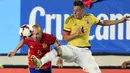 Pemain Spanyol, Andres Iniesta (kiri) berduel dengan pemain Kolombia, Santiago Arias pada Laga Persahabatan di Estadio Nueva Condomina, Murcia, Spanyol (7/6/2017). (AP/Alberto Saiz)