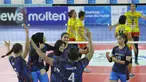Para pevoli Bank Jatim merayakan kemenangan atas PGN Popsivo Polwan pada laga final Livoli 2017 di GOR Dimyati, Tangerang, Sabtu (9/12/2017). Bank Jatim menang dengan skor 3-0. (Bola.com/Vitalis Yogi Trisna)
