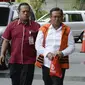 Bupati Indramayu nonaktif, Supendi berjalan masuk akan menjalani pemeriksaan oleh penyidik di Gedung KPK, Jakarta, Kamis (16/1/2020). Supendi diperiksa sebagai tersangka terkait dugaan menerima suap terkait pengaturan proyek dilingkungan Pemerintah Kabupaten Indramayu tahun 2019. (merdeka.com/Dwi Na