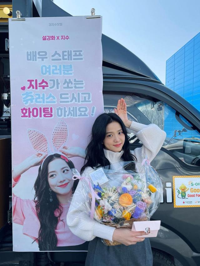 Jisoo Blackpink menerima dukungan coffee truck saat syuting Snowdrop. (Instagram/ sooyaaa__ )