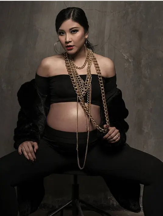 Sama seperti banyak perempuan hamil lakukan, perempuan kelahiran Jakarta  28 tahun itu juga terlihat melakukan maternity. Beberapa foto dibagikan di media sosialnya. Perut buncitnya di lukis tokoh kartun anpanman. (Instagram/zivannaletisha)
