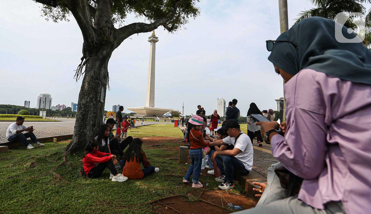 Warga juga dapat beristirahat sambil bercengrama bersama keluarga di bawah rindangnya pepohonan di kawasan Monas. (Liputan6.com/Angga Yuniar)