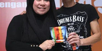 Soundtrack film AADC 2 akhirnya resmi dirilis sebelum filmnya dirilis pada 28 April mendatang. Melly Goeslaw dan Anto Hoed mengaku lega setelah  mengeluarkan albumnya. (Andy Masela/Bintang.com)