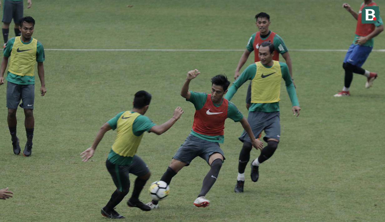 Pemain Timnas Indonesia U-23, Hanif Sjahbandi, saat latihan di Lapangan ABC Senayan, Jakarta, Rabu (25/4/2018). Latihan tersebut dalam rangka persiapan Anniversary Cup 2018. (Bola.com/M Iqbal Ichsan)