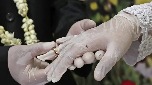 Ilustrasi pasangan pengantin yang menikah. (AP Photo/Tatan Syuflana)