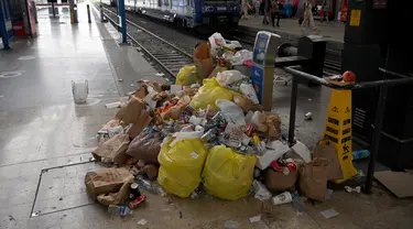 Tumpukan sampah terlihat di stasiun kereta Saint-Charles di Marseille, Prancis tenggara, pada 20 Juni 2023. (AFP/Nicolas Tucat)