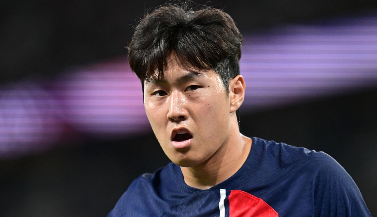 Lee Kang-in yang baru saja bergabung dengan PSG pada awal musim 2023/2024 usai didatangkan dari RCD Mallorca, hanya bermain satu kali dalam dua laga PSG di Liga Champions musim ini. Pada matchday pertama Grup F saat menang 2-0 atas tamunya Borussia Dortmund, ia hanya bermain selama 10 menit menggantikan Vitinha sejak menit ke-80. Ia tidak diturunkan saat PSG kalah 1-4 dari tuan rumah Newcastle United pada laga matchday kedua. (AFP/Miguel Medina)