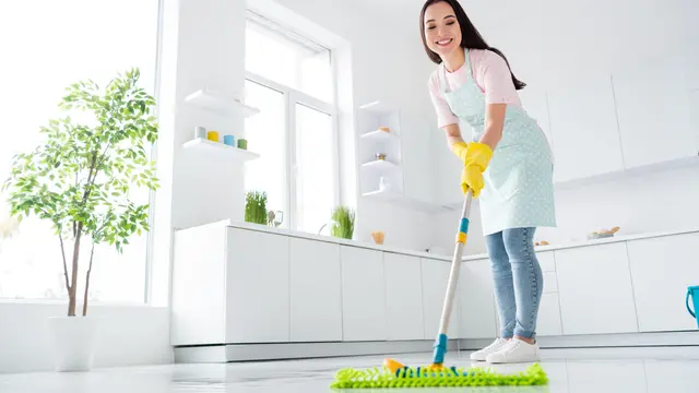 Bikin Mengkilap dan Wangi, Begini Cara Mengepel Lantai Rumah yang Bisa Diterapkan dengan Mudah