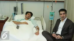 Reza Rahadian dijenguk bos MD Pictures, Manoj Punjabi (kanan) di Rumah Sakit Medistra, Jakarta, Kamis (31/03/2016).  Reza terdiagnosa sakit tifus yang harus dirawat di rumah sakit beberapa hari. (Liputan6.com/Herman Zakharia)