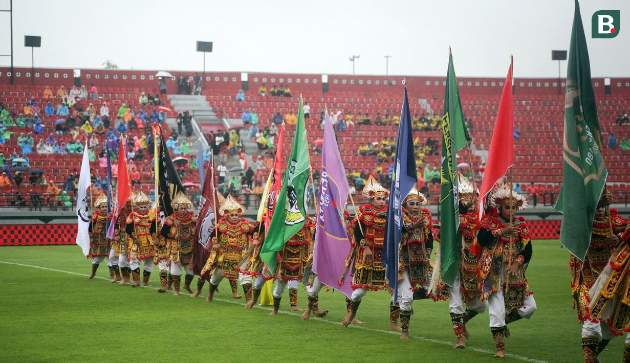Tari kolosal saat pembukaan BRI Liga 1 2023/2024 di Stadion Kapten I Wayan Dipta sebelum laga antara Bali United vs PSS Sleman, Sabtu (1/7/2023) sore WIB. (Bola.com/Alit Binawan)