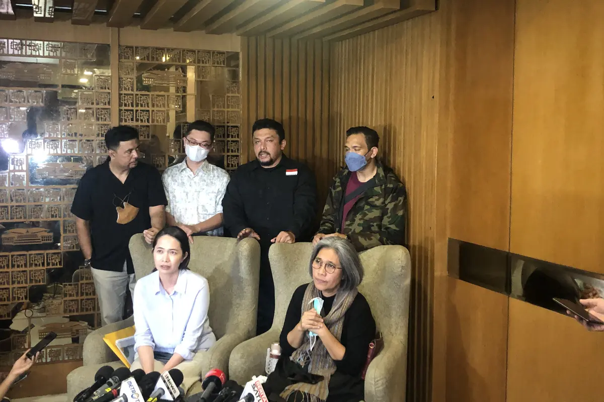 Anggota DPR dari Fraksi PDIP Indah Kurnia dan putrinya Verlita Evelyn memberikan keterangan pers terkait insiden pemukulan terhadap putranya, Justin Frederick di Tol Dalam Kota Jakarta