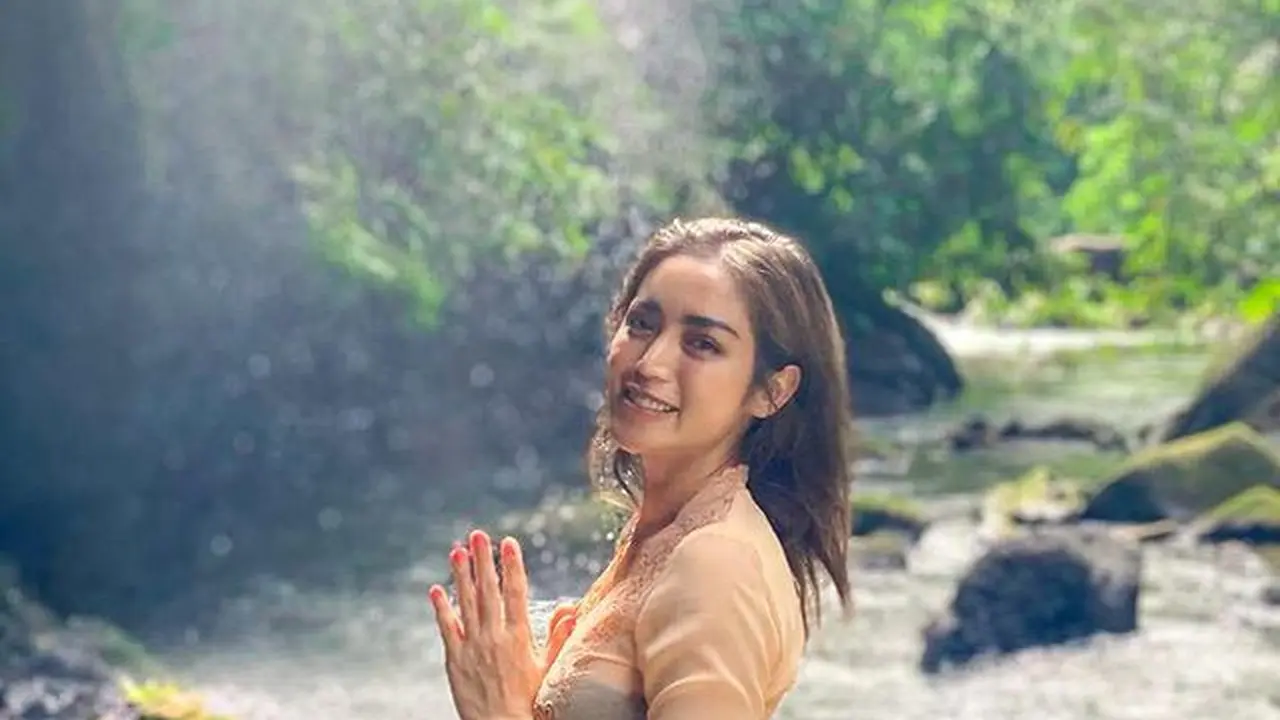 Anggunnya Jessica Iskandar dengan Kebaya Putih Saat Melukat