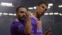 Striker Real Madrid Cristiano Ronaldo (kanan) merayakan gol ke gawang Juventus pada final Liga Champions di Stadion Millenium, Cardiff, Sabtu (3/6/2017). (AFP/Filippo Monteforte)