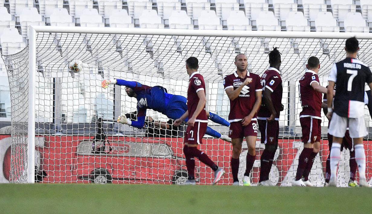 Striker Juventus, Cristiano Ronaldo, mencetak gol ke gawang Torino pada laga Serie A di Stadion Allianz, Turin, Sabtu (4/6/2020). Juventus menang 4-1 atas Torino. (AP/Fabio Ferrari)