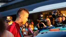  Cristiano Ronaldo pulang kerumahnya tanpa jemputan khusus. Ia pulang dengan naik taksi, Sabtu (28/6/2014) (Reuters/HUGO CORREIA)