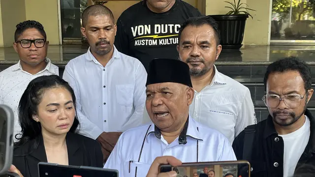 Pengacara keluarga bharatu Valdo di polda metro jaya. (Liputan6.com/zahraa devana).