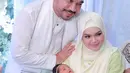 Penyanyi Siti Nurhaliza bersama Datuk Seri Khalid menggendong anak pertama meraka Siti Aafiyah saat acara akikah. Selain akikah, Siti Nurhaliza dan suami juga mengumumkan nama asli anak perempuan pertamanya tersebut. (instagram.com/ctdk)