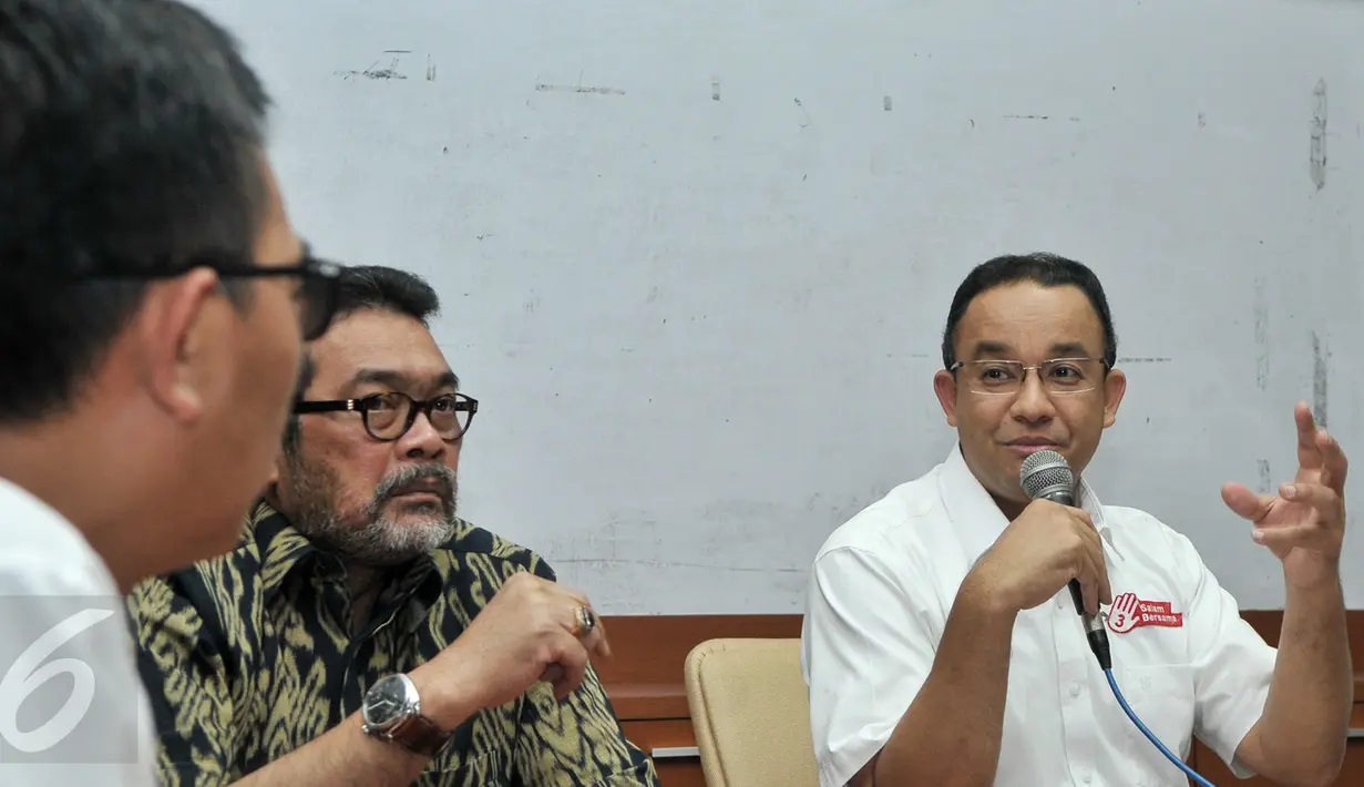 Cagub DKI Jakarta, Anies Baswedan saat berdiskusi dengan PWI di Gedung Dewan Pers, Jakarta, Jumat (24/3). Anies-Sandi datangi Dewan Pers dan berharap PWI ikut mengawal proses Pilkada putaran kedua pada 19 April mendatang. (Liputan6.com/Yoppy Renato)