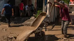 Hingga Senin (13/10/2025) waktu setempat, tim penyelamat terus bergegas menjangkau warga yang terisolasi akibat banjir dahsyat. Diketahui, puluhan area komunitas kecil masih tidak dapat diakses melalui jalan darat. (Hector Quintanar/AFP)