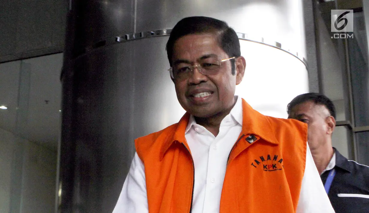 Mantan Menteri Sosial Idrus Marham saat tiba di Gedung KPK, Kamis (8/11). Idrus diperiksa terkait kasus dugaan suap kesepakatan kontrak kerja sama PLTU Riau-1. (Liputan6.com/Herman Zakharia)