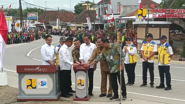 Presiden Jokowi ketika meresmikan Inpres Jalan Daerah di Kabupaten Blora, Jawa Tengah. (Liputan6.com/Ahmad Adirin)